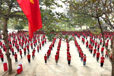 Đồng diễn võ Vovinam của các em học sinh trường THCS Khánh Thượng – Phường Yên Thắng, với phương châm:”Khỏe để xây dựng và bảo vệ Tổ quốc”