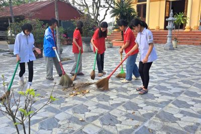 Nhân kỷ niệm 81 năm ngày thành lập Quân đội nhân dân VIệt Nam (22/12/1944 – 22/12/2025). Liên đội trường THCS Khánh Thượng đã tổ chức nhiều hoạt động ý nghĩa thiết thực…,trong đó liên đội đã tổ chức cho các em học sinh dọn dẹp vệ sinh và dâng hương tại Bia tưởng niệm các anh hùng liệt sỹ của xã Khánh Thượng (nay là phường Yên Thắng). Hoạt động trên nhằm giáo dục truyền thống cách mạng, bồi đắp lòng yêu nước, niềm tự hào dân tộc, nâng cao ý thức trách nhiệm và khát vọng cống hiến trong thế hệ trẻ của nhà trường.